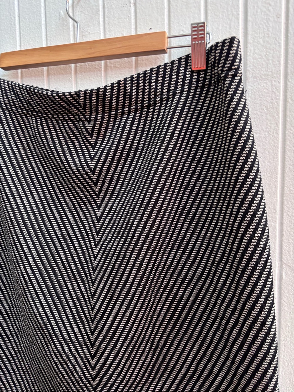 St. John patterned knit skirt - Picture 2 of 4